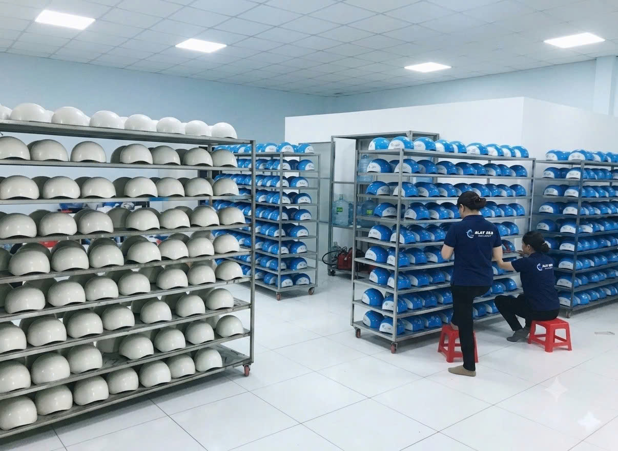 Khu vực lưu trữ mũ bảo hiểm đang hoàn thiện tại xưởng