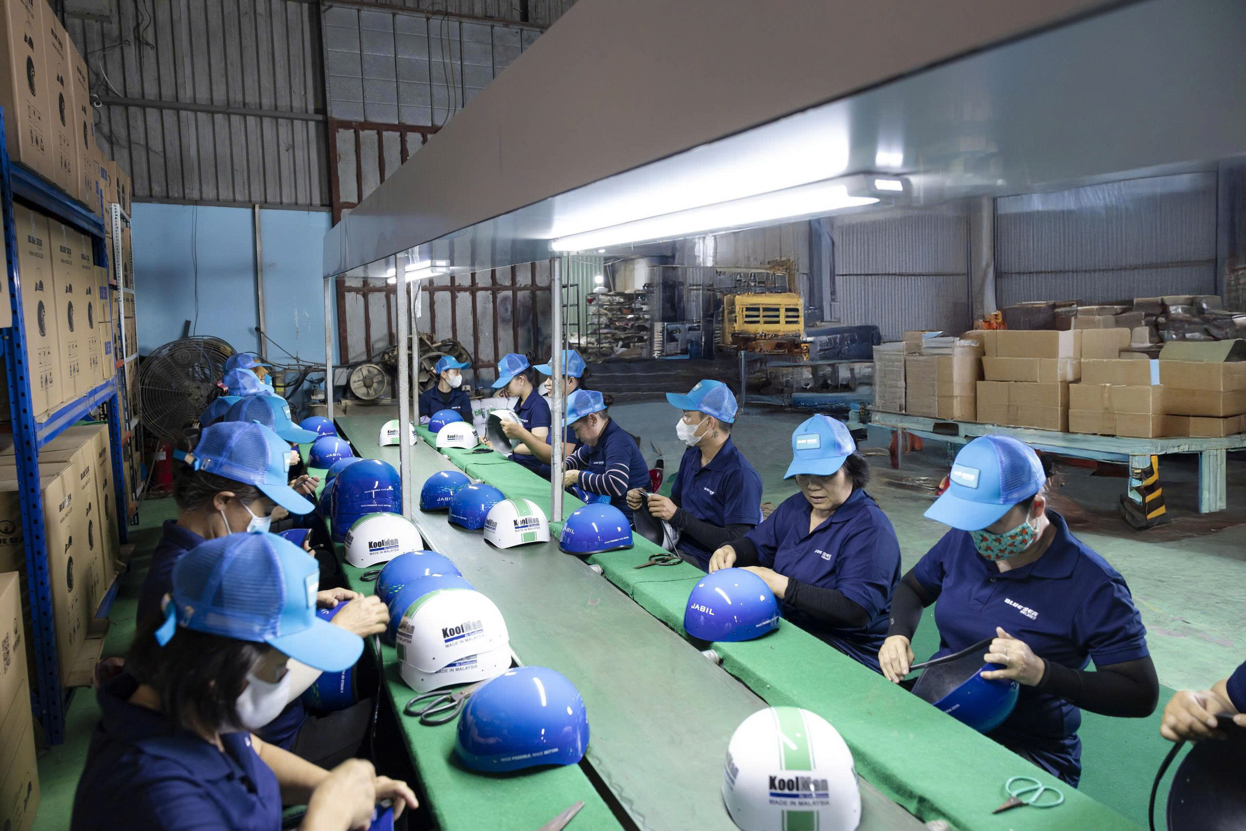 Khu vực lưu trữ và phân loại mũ tại Xưởng Mũ Vĩnh Lộc