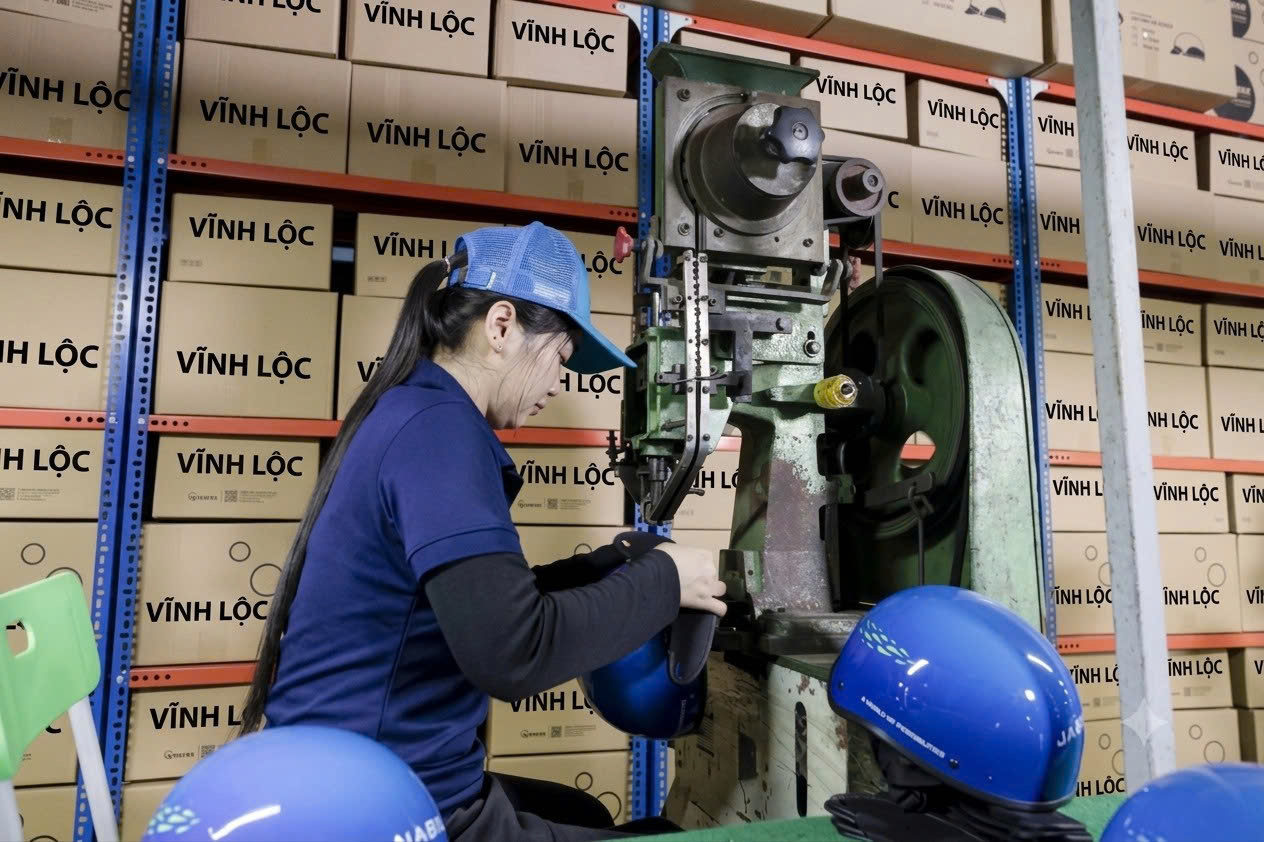 Công nhân làm việc tại dây chuyền lắp ráp mũ bảo hiểm